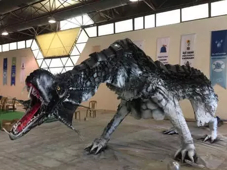 İki Kamyon Atık Malzemeden Ejderha Yaptılar