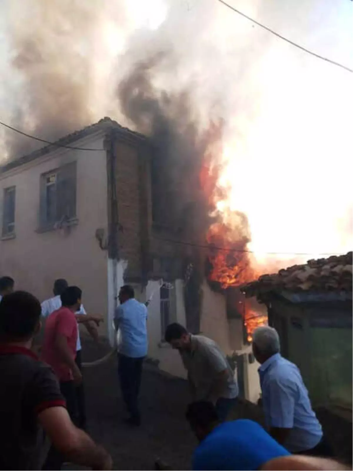 İki Katlı Ahşap Ev Alev Alev Yandı