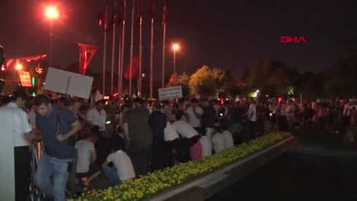 İstanbul Servisçilerden İbb Önünde Plaka Tahdit Eylemi