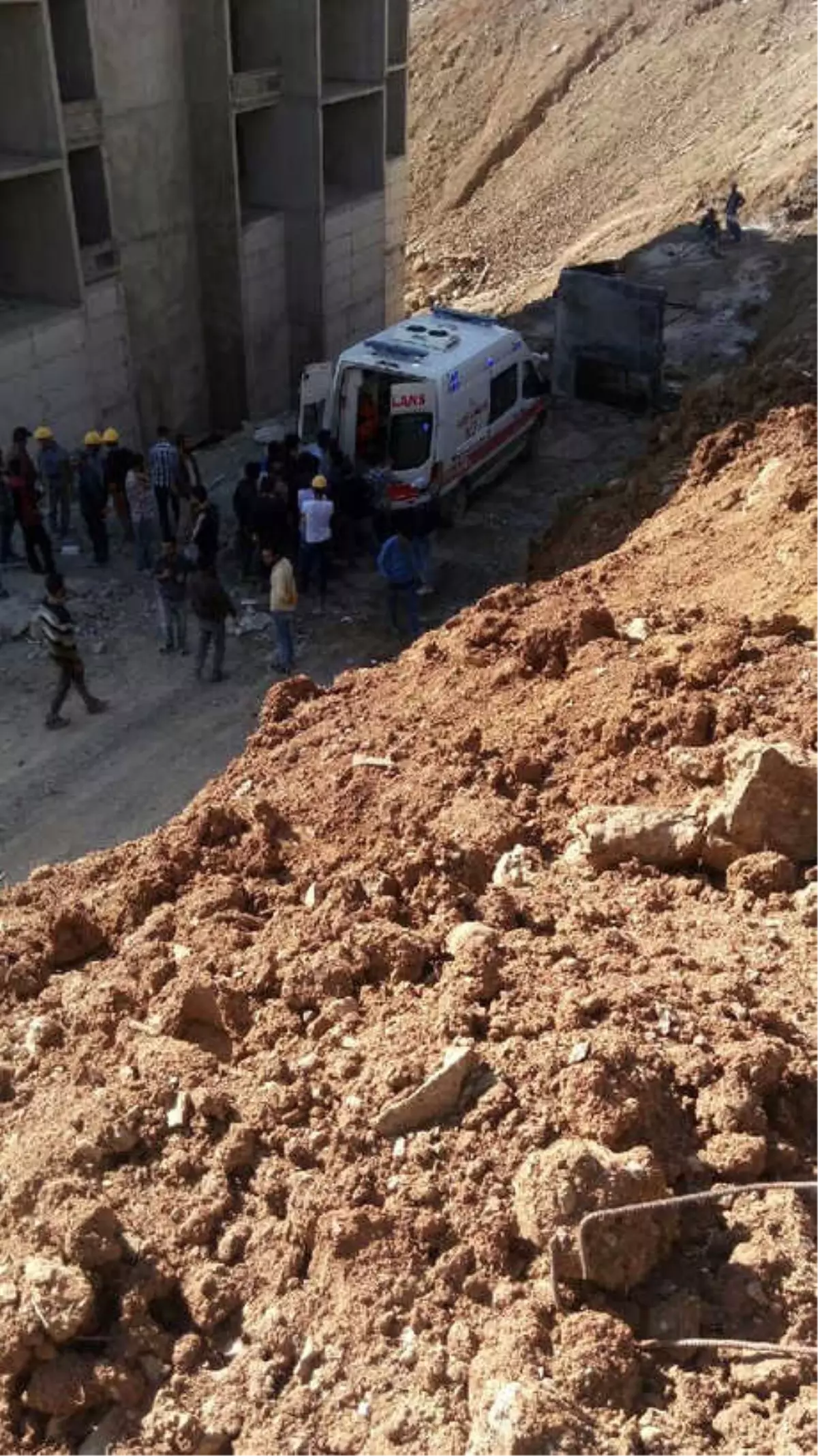 Yüksekova'da İnşaatta İskele Çöktü: 2 Ölü, 1 Yaralı