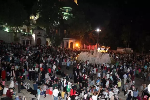 Eyüp Sultan'da Kadir Gecesi Coşkusu Eyüp Sultan'da Kadir Gecesi Coşkusu