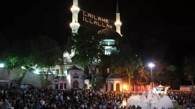 Eyüp Sultan'da Kadir Gecesi Coşkusu Eyüp Sultan'da Kadir Gecesi Coşkusu
