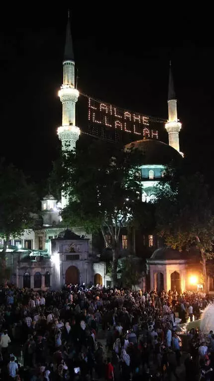 Eyüp Sultan'da Kadir Gecesi Coşkusu Eyüp Sultan'da Kadir Gecesi Coşkusu