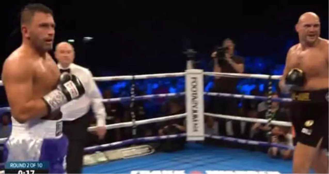 Maçı Bırakıp Tribünleri İzlediler! Dünyaca Ünlü Boksörün Maçında Seyirciler Birbirine Girdi