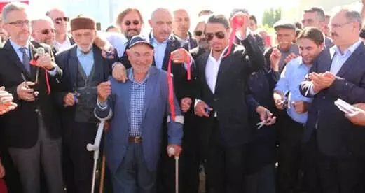 Nusret Gökçe, Köyünde Yaptırdığı ve Anne-Babasının İsmini Verdiği Külliyenin Açılışını Yaptı Nusret Gökçe, Köyünde Yaptırdığı ve Anne-Babasının İsmini Verdiği Külliyenin Açılışını Yaptı