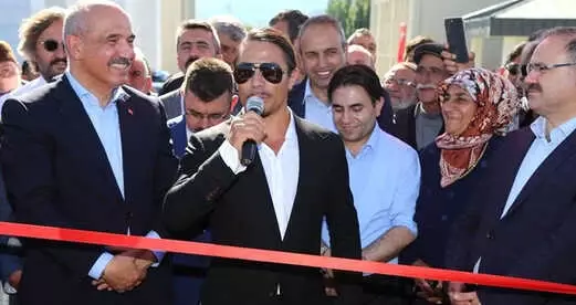 Nusret Gökçe, Köyünde Yaptırdığı ve Anne-Babasının İsmini Verdiği Külliyenin Açılışını Yaptı Nusret Gökçe, Köyünde Yaptırdığı ve Anne-Babasının İsmini Verdiği Külliyenin Açılışını Yaptı