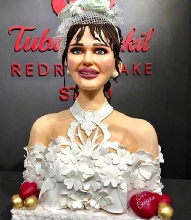Yaşar İpek'in Seren Serengil'e Yaptırdığı Pasta Sosyal Medyanın Diline Düştü