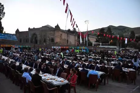 Bağcılar Belediyesi Mardin ve Bitlis'te Gönül Sofraları Kurdu