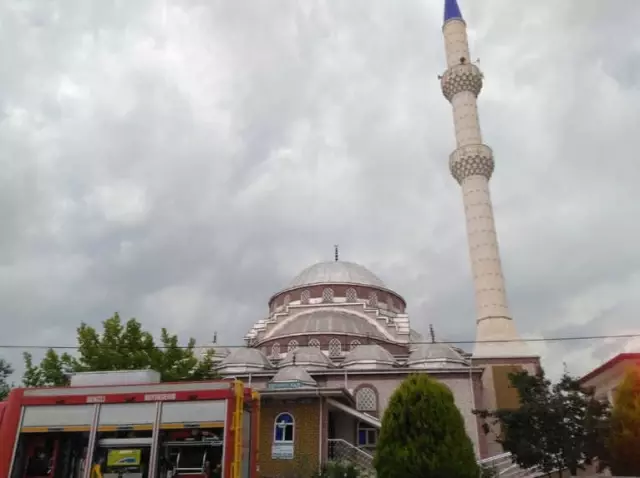Denizli'de Camiye Yıldırım Düştü