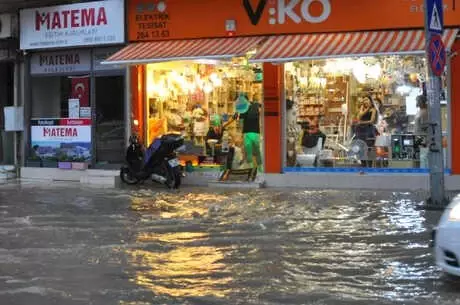Denizli'deki Sağanak Yağmur Hayatı Olumsuz Etkiledi