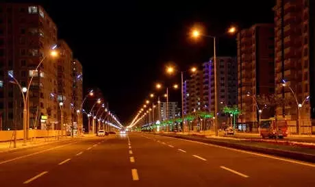 Dicle Elektrik Diyarbakır Caddelerini 6 Bin Armatür ile Aydınlatıyor