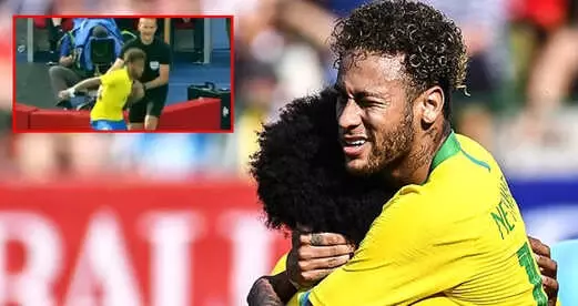 Dördüncü Hakem, Oyuna Dönmek İsteyen Neymar'ı Formasından Çekti Dördüncü Hakem, Oyuna Dönmek İsteyen Neymar'ı Formasından Çekti