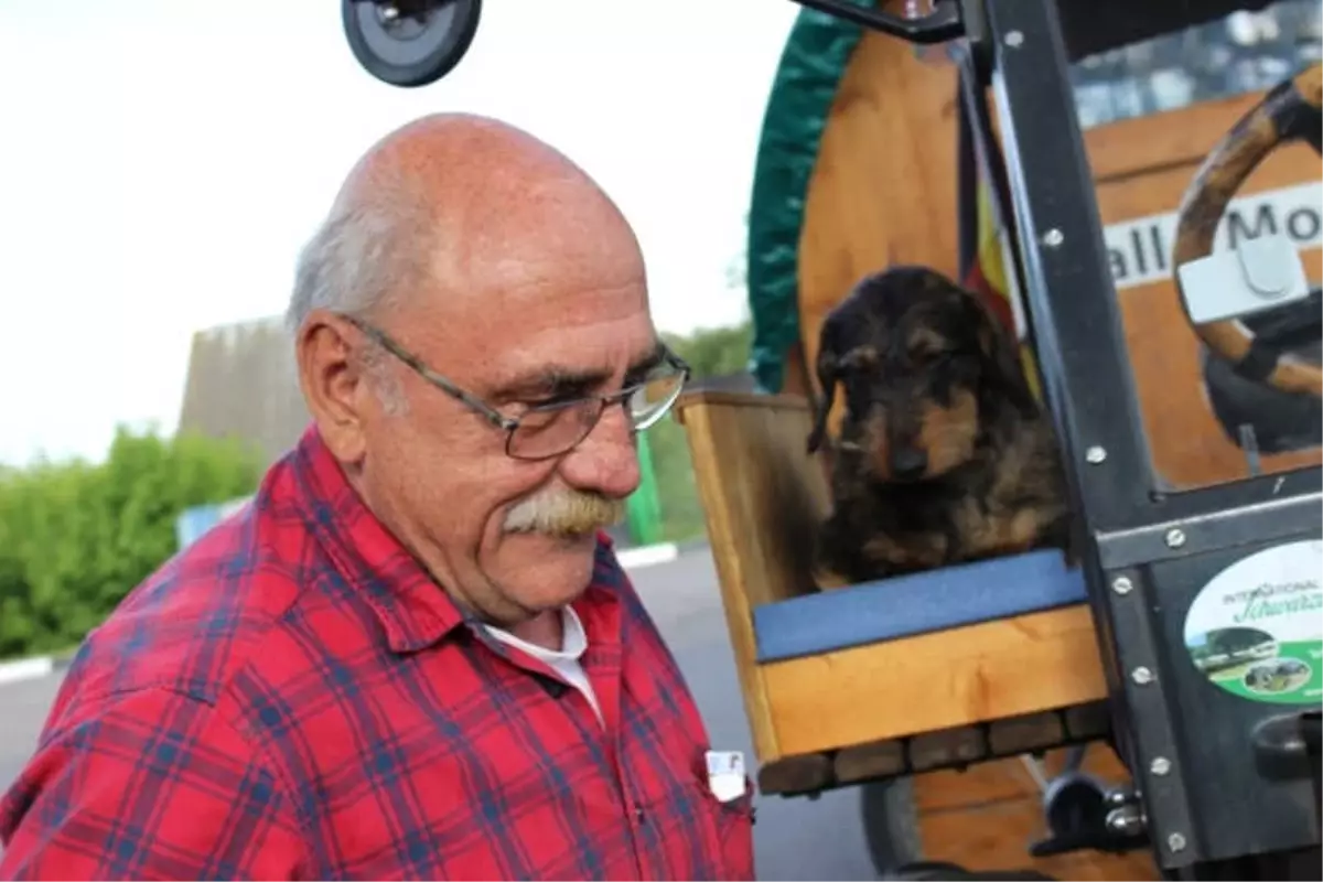 Dünya Kupasını İzlemek İçin Traktörünü Karavana Çevirip Rusya'ya Gitti