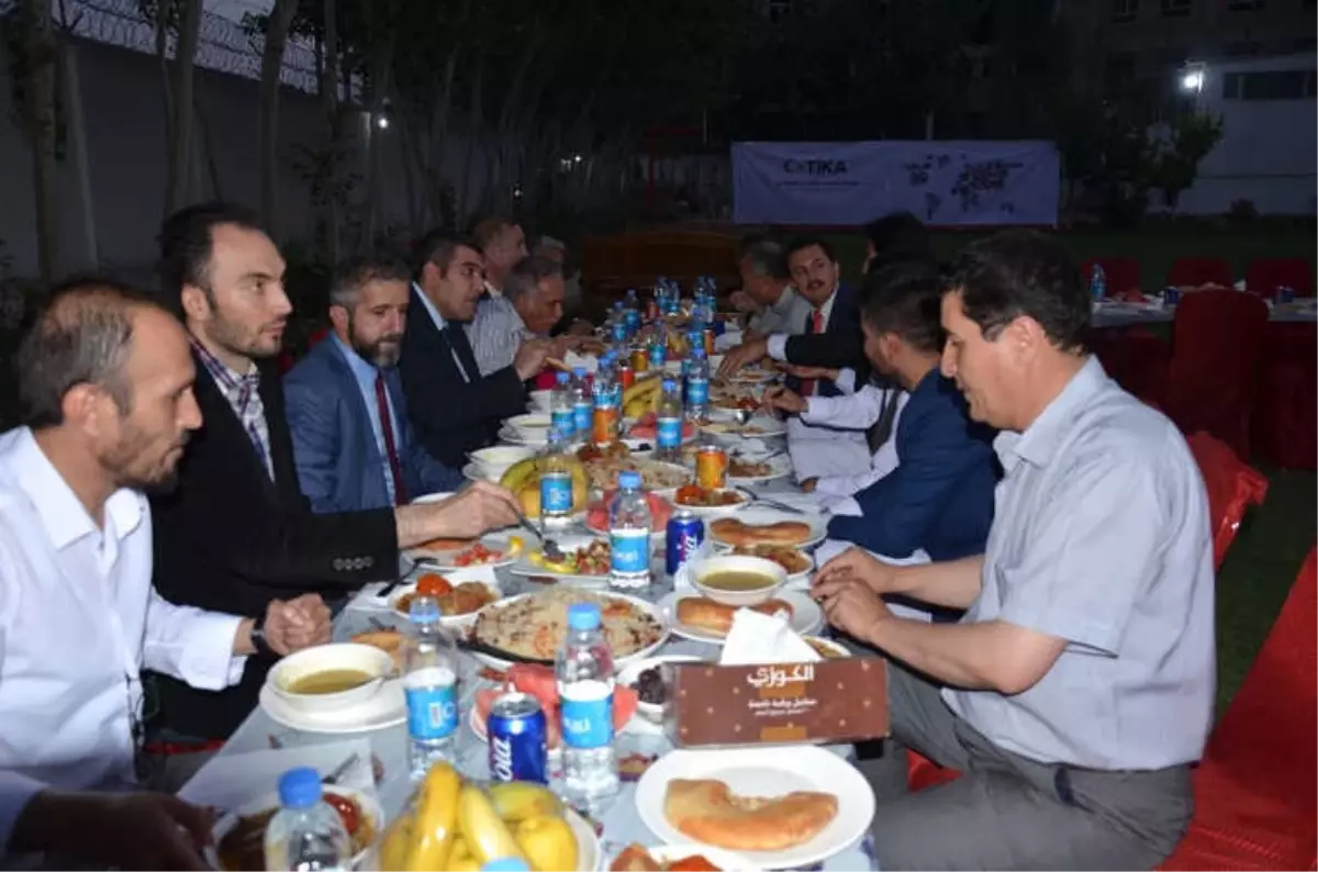 Afganistan'da Öğrencilere İftar