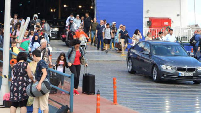 Bayram Yolculukları Başlayınca Bandırma Feribot İskelesi'nde Uzun Kuyruklar Oluştu