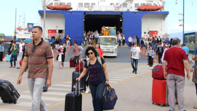 Bayram Yolculukları Başlayınca Bandırma Feribot İskelesi'nde Uzun Kuyruklar Oluştu