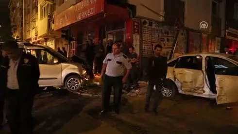 Hafif Ticari Araç ile Otomobil Çarpıştı: 4 Yaralı Hafif Ticari Araç ile Otomobil Çarpıştı: 4 Yaralı