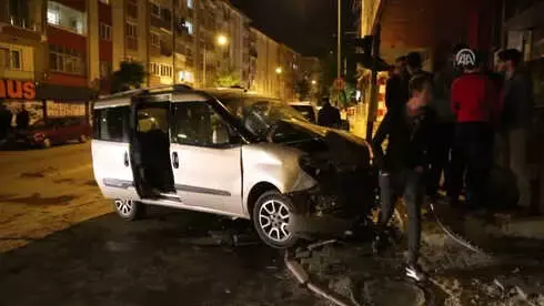 Hafif Ticari Araç ile Otomobil Çarpıştı: 4 Yaralı Hafif Ticari Araç ile Otomobil Çarpıştı: 4 Yaralı
