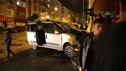Hafif Ticari Araç ile Otomobil Çarpıştı: 4 Yaralı Hafif Ticari Araç ile Otomobil Çarpıştı: 4 Yaralı