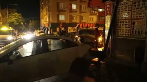 Hafif Ticari Araç ile Otomobil Çarpıştı: 4 Yaralı Hafif Ticari Araç ile Otomobil Çarpıştı: 4 Yaralı