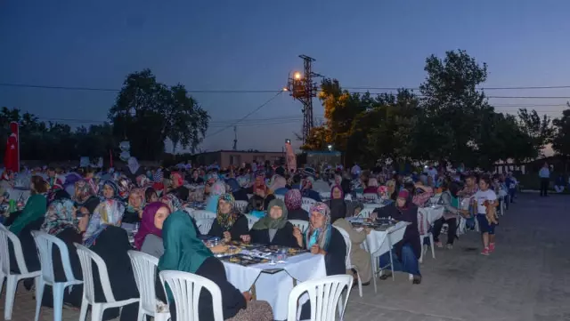 Karacabey Belediyesi'nden Eskikaraağaç Mahallesi'nde Coşkulu İftar Yemeği