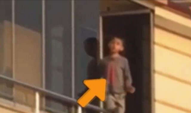 Küçük Çocuğun Balkonda Ölümle Dans Ettiği Korku Dolu Anlar Kamerada!