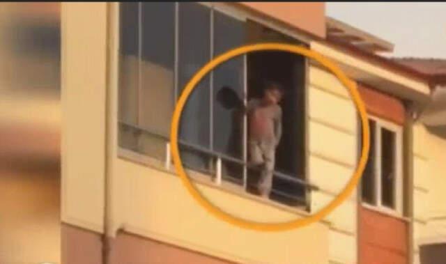 Küçük Çocuğun Balkonda Ölümle Dans Ettiği Korku Dolu Anlar Kamerada!