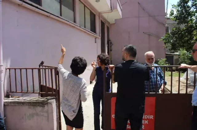 Sokağa Yayılan Koku Ekipleri Harekete Geçirdi