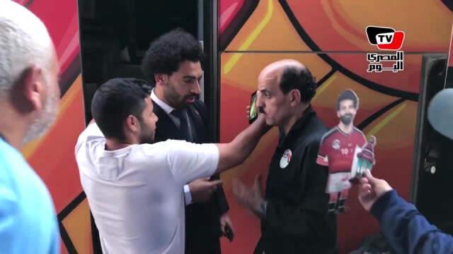 Salah ile Selfie Çektirmek İsteyen Taraftar, Yıldız Futbolcuyu Az Kalsın Yeniden Sakatlıyordu