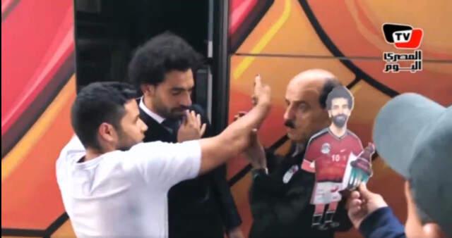Salah ile Selfie Çektirmek İsteyen Taraftar, Yıldız Futbolcuyu Az Kalsın Yeniden Sakatlıyordu