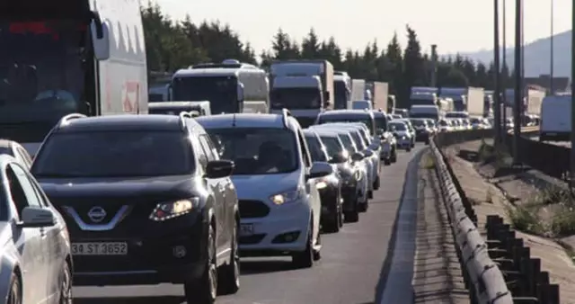 TEM'de 5 Araç Birbirine Girdi, Yol Yarım Saat Ulaşıma Kapandı