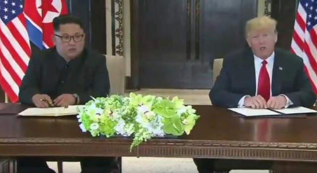 Trump ve Kim Arasındaki Tarihi Zirvede İmzalar Atıldı