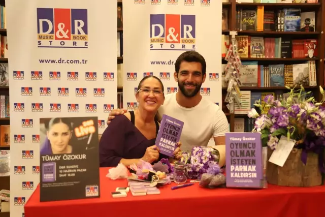Tümay Özokur'u Yeni Kitabının İmza Gününde Ünlü Dostları Yalnız Bırakmadı