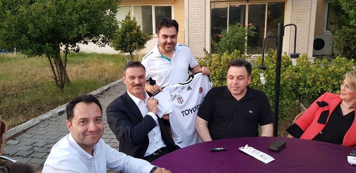 AK Parti İzmir Milletvekili Adayı Milli Futbolcu Alpay Özalan Tire'de Vatandaşlarla Buluştu