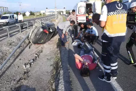 Bariyerlere Çarpan Otomobil Ters Döndü: 4 Yaralı