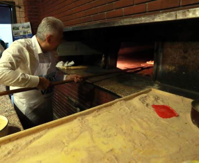 Başbakan Yıldırım, Önlüğü Takıp Pide Pişirdi