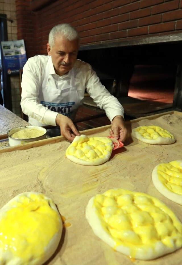 Başbakan Yıldırım, Önlüğü Takıp Pide Pişirdi