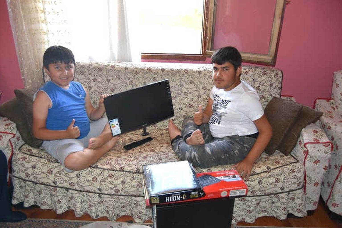 Başkan Kayda'dan Yürüme Engelli Kardeşlere Karne Hediyesi