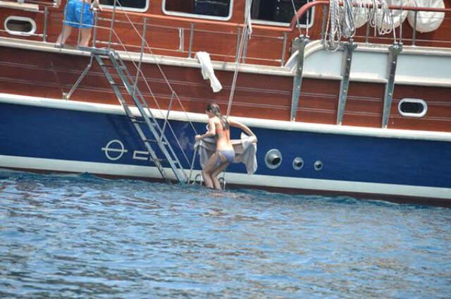Bensu Soral ve Sevgilisi Hakan Baş Denizde Birbirlerini Öpücüklere Boğdu