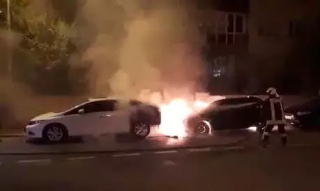 Denizli'de İki Otomobil Alev Alev Yandı