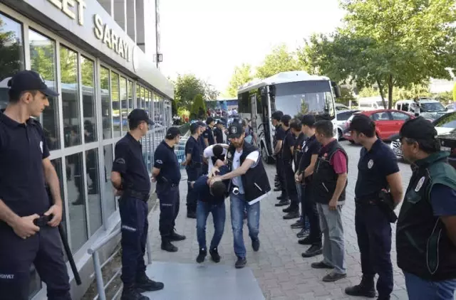 Denizli'de Şafak Operasyonunda Gözaltına Alınan 11 Kişi Adli Adliyeye Sevk Edildi