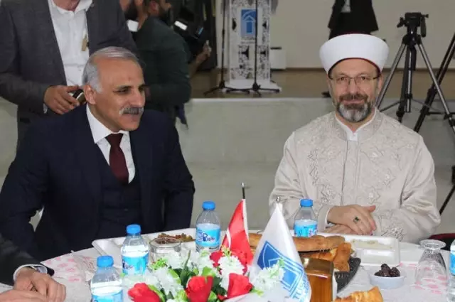 Diyanet İşleri Başkanı Erbaş, Vanlılarla İftarda Buluştu Diyanet İşleri Başkanı Erbaş, Vanlılarla İftarda Buluştu