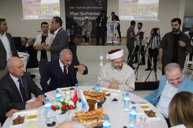 Diyanet İşleri Başkanı Erbaş, Vanlılarla İftarda Buluştu Diyanet İşleri Başkanı Erbaş, Vanlılarla İftarda Buluştu