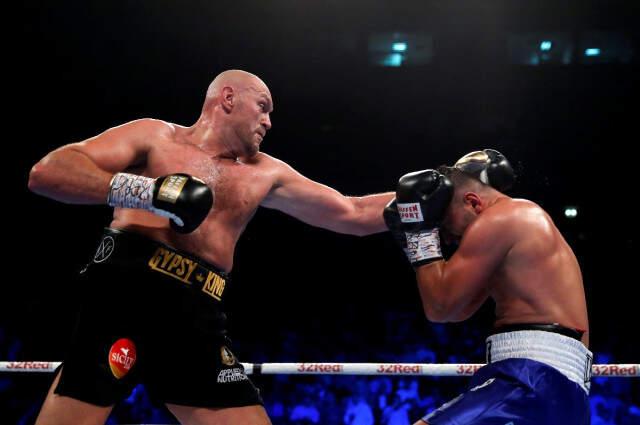 Dünya Şampiyonu Tyson Fury, Maçı Bırakıp Tribündeki Kavgayı İzledi