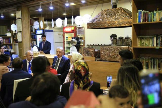 Erdoğan'dan Sürpriz Ziyaret! Tiryakizade Kıraathanesi'nde Kahve İkram Edildi