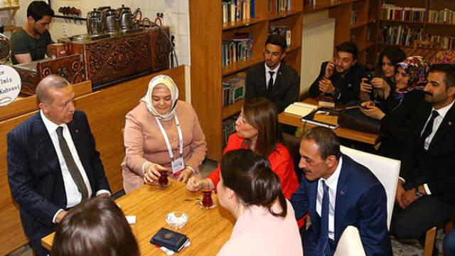 Erdoğan'dan Sürpriz Ziyaret! Tiryakizade Kıraathanesi'nde Kahve İkram Edildi