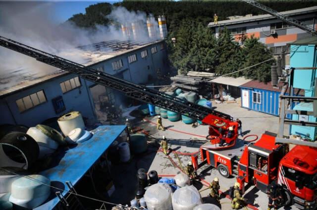 İstanbul'da Korkuya Sebep Olan Fabrika Yangını Kontrol Altına Alındı