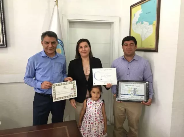 Kaymakam Özkan'dan Başarılı Öğretmene Belgei