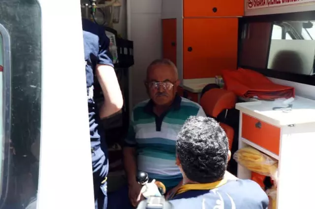 Kaza Yapan Sürücü Hastaneye Gitmek Yerine Devrilen Aracının Başında Bekledi