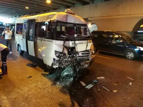 Minibüs Halk Otobüsüne Çarptı: 10 Yaralı